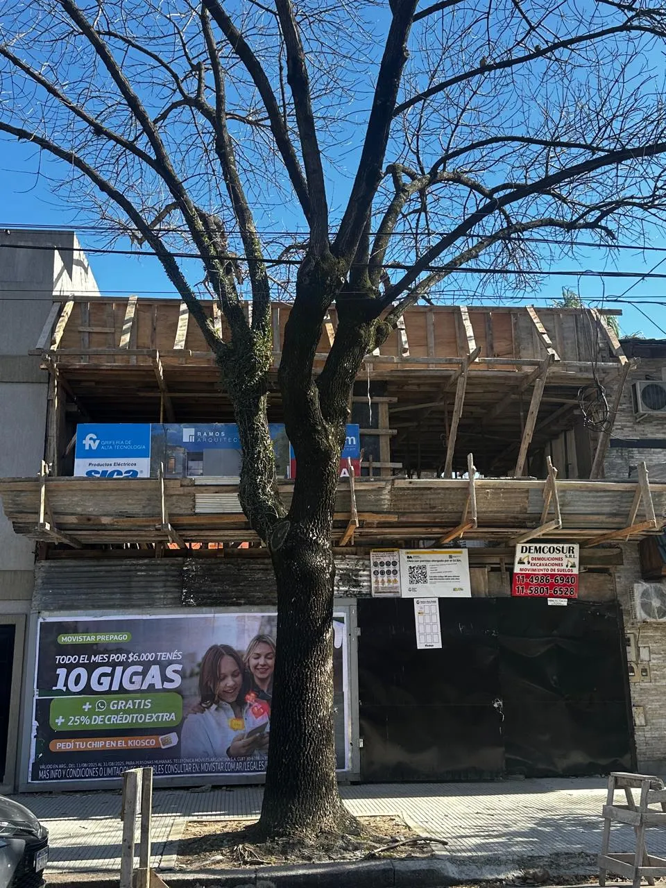 Obra en construcción en CABA con permiso de obra civil — estructura de hormigón y encofrados, cartel de Ramos Arquitectura